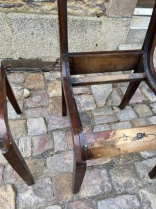 Réparation du placage sur une chaise en acajou détail après restauration
