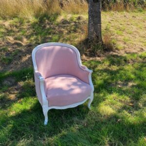 fauteuil de style Bergère avec tissus rose et finition clou