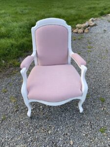 fauteuil garniture semi traditionnelle bois peint en blanc tissus rose finition cloua lu brossé