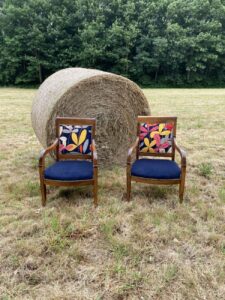 deux fauteuil de style louis Philippe garniture en crin tissus bleu seventies et finition clou oxydé