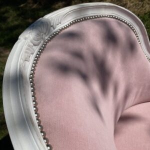fauteuil bergère détail dossier garniture en mousse tissus rose finition clou alu brossé